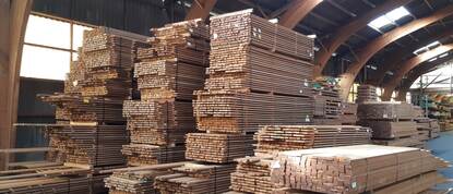 Opgeslagen houten planken