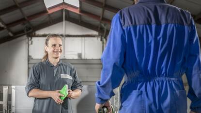 NVWA  dierenarts aan het werk in stal